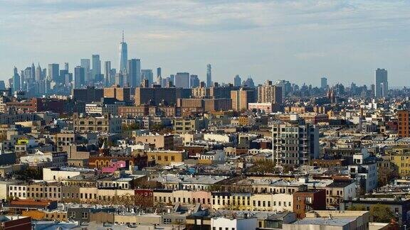 从布什维克俯瞰曼哈顿下城的自由塔俯瞰纽约布鲁克林的住宅区无人机视频与快速平移摄像机运动