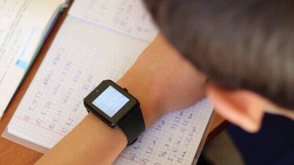 学习者用智能手表设备做作业