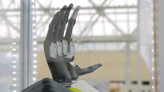 慢动作:电子黑色假肢人手臂移动单个手指