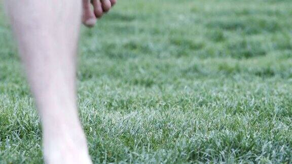 赤脚男子慢镜头跑过草地