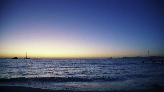日落的晚霞在海上
