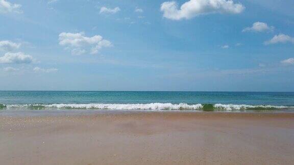 海水冲刷着海滩