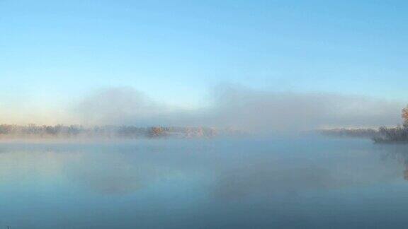 在霜冻的早晨湖面上有晨雾