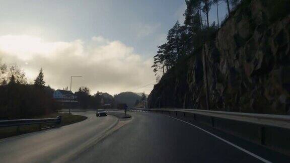 POV汽车行驶在挪威峡湾:雾蒙蒙的冬季道路