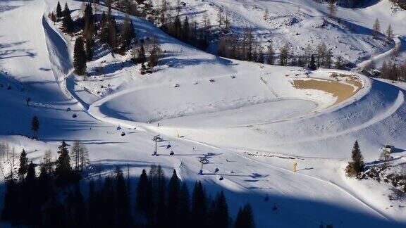 鸟瞰图在滑雪缆车和滑雪斜坡覆盖着雪在受欢迎的奥地利滑雪胜地
