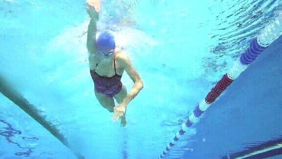 高清运动效果:年轻女子自由泳
