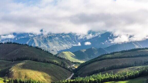 雾天空中拍摄的山上绿色森林