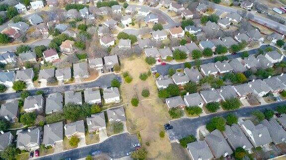 在德克萨斯州的圆形岩石上无人机可以看到一排排的房屋巨大的曲线街道环绕着整个社区