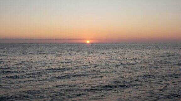 太阳亲吻着大海
