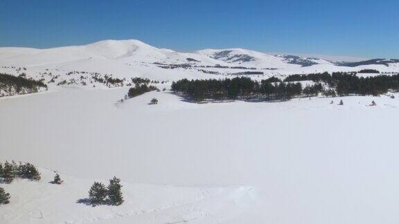 兹拉蒂博山冬季积雪的鸟瞰图