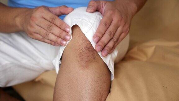 男子揉膝盖膝盖酸痛肌肉受伤