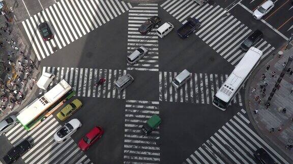 日本东京银座人行横道十字路口的行人和汽车人群鸟瞰图