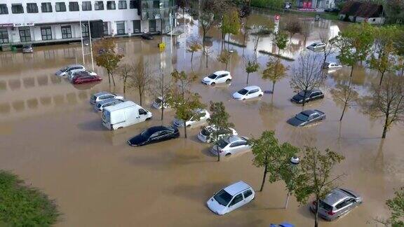汽车被困在被水淹没的停车场
