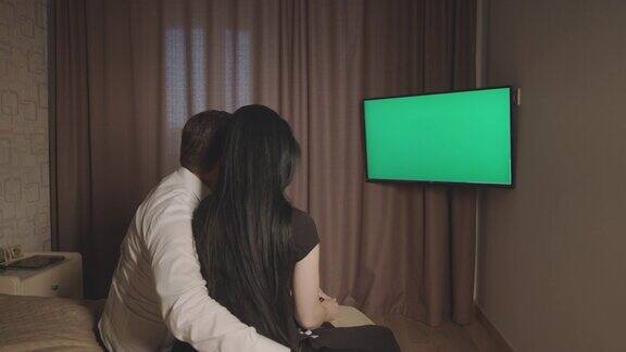 年轻夫妇在看电视