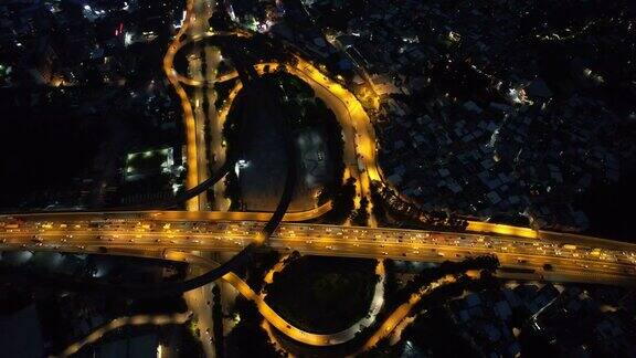 城市立交桥的夜景