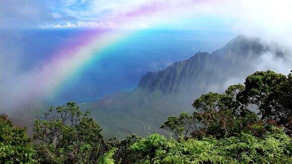 夏威夷卡拉劳小道上的彩虹