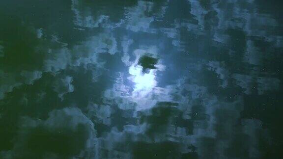 水面反射的月亮和云
