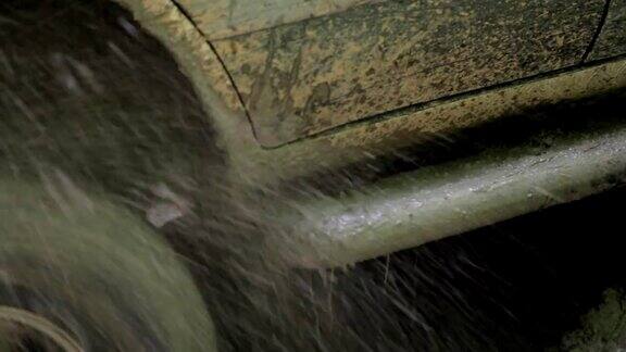 SUV的近景车轮陷进泥里溅起了水和泥浆滑倒了