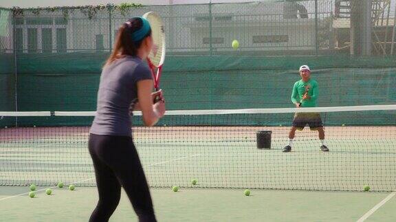 人们男人和女人打网球游戏比赛运动