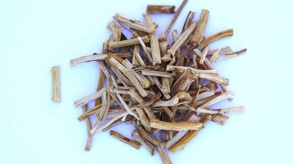阿什瓦甘达干根鲜叶药材也被称为藜草