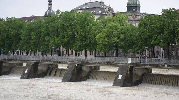 高水在伊萨尔河的特写慕尼黑巴伐利亚德国