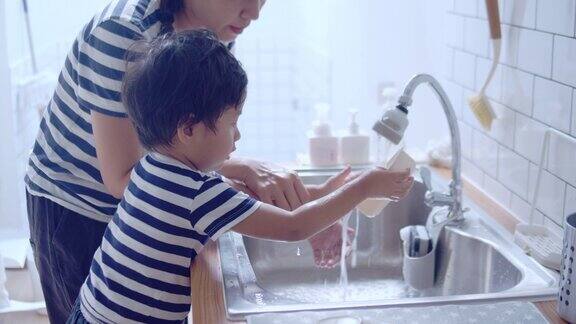 亚洲男婴帮助母亲做家务