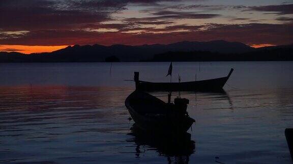 日出时海面上的渔船