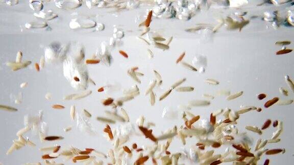 棕色和红色的米粒落入沸水中宏观视图