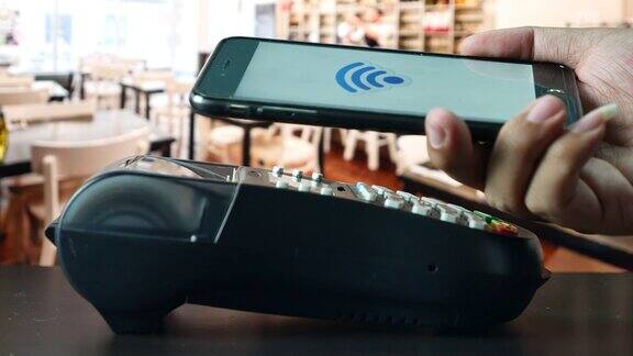 使用手机支付在咖啡厅用手机进行非接触式支付NFC支付