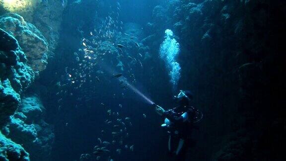 潜水员在海底洞穴里探险