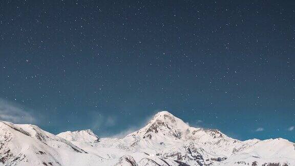 Stepantsminda格鲁吉亚哈萨克雪峰上的冬夜繁星满天美丽的夜晚格鲁吉亚冬季景观