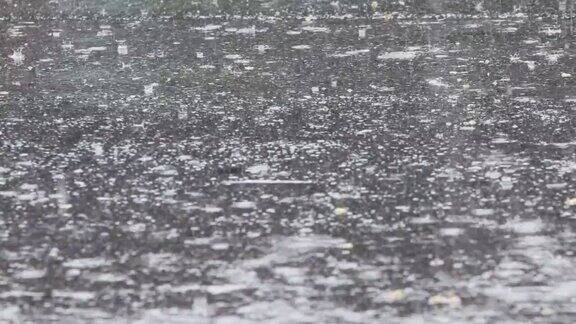 大雨水滴落在路上