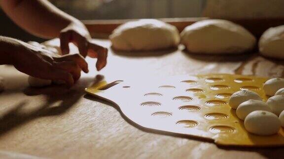 在面包房的厨房里技艺高超的面点师正在制作小圆面包
