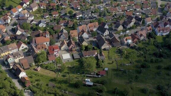 德国罗滕堡附近的村庄和城堡维勒的鸟瞰图