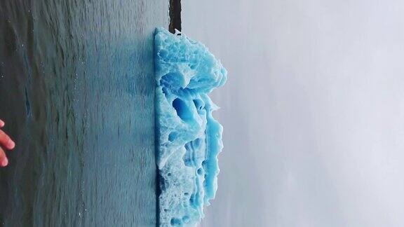 冰山在Jokulsarlon冰川泻湖