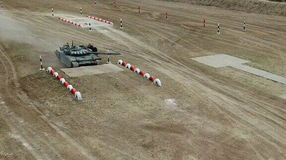 鸟瞰图-重型坦克克服一个障碍