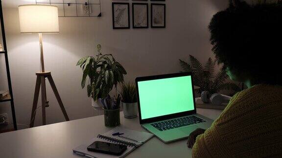 非洲妇女在家工作用色度键上网约会