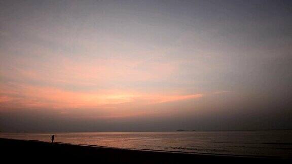 泰国普拉楚布·基里汗瓦那孔海滩上的日落