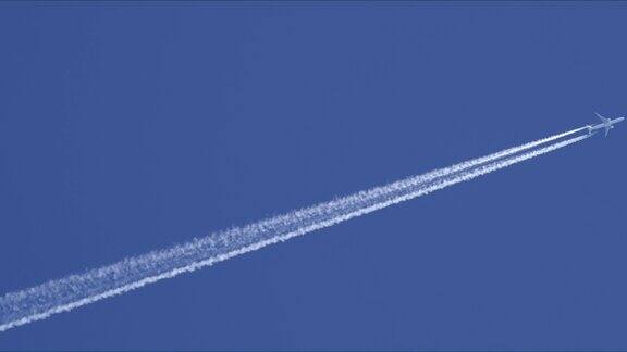 商业飞机在晴朗的蓝天上飞翔