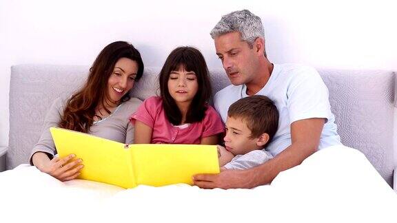 一家人在床上读故事