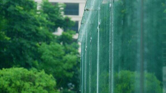 雨水从玻璃建筑上落下