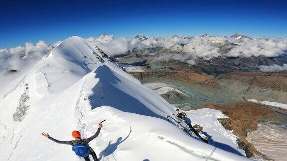 一队登山者正在向雪坡上移动高海拔山区欧洲阿尔卑斯山的POV