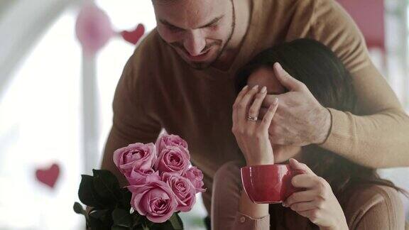 深情的丈夫送了一束美丽的玫瑰给妻子惊喜