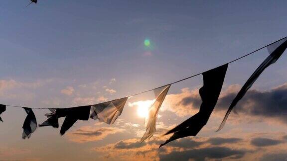 夕阳西下时迎风飘扬的缎子旗