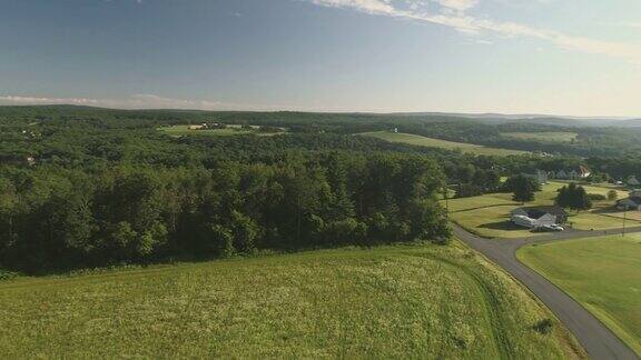 风景鸟瞰波科诺斯门罗县宾夕法尼亚州阳光明媚的夏日早晨从田野和森林到Kunkletown的全景然后到路边的小农场