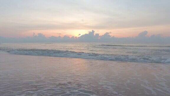 美丽的海在早晨日出时飞过干净的海面和波浪