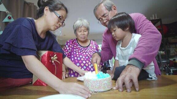 亚洲家庭在家里庆祝生日