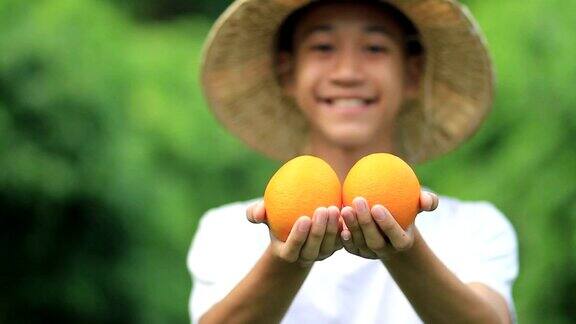 农民手上挂着橘子脸上挂着笑容