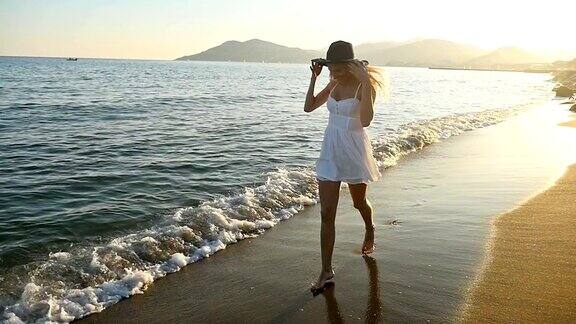 海滩上日落时可爱的跑步