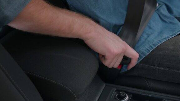 汽车司机将安全带插入安全带固定器以确保驾驶安全